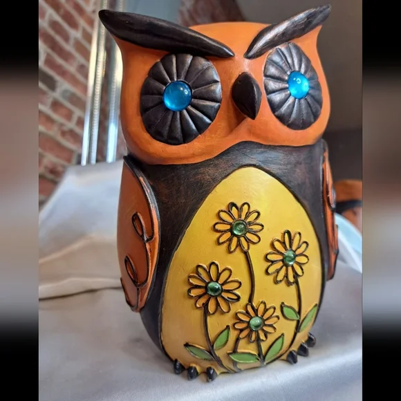 Alluring Blue eyed Owl - Picture 3 of 6